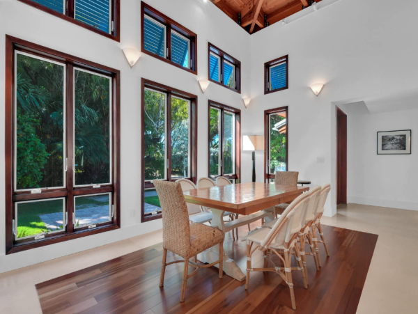 Luxury Coastal Retreat in Naples - Your Perfect Getaway
